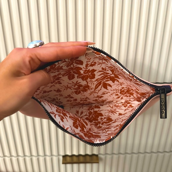 ⚡️ Authentic Gucci Satin/Silk Cosmetic Travel Bag 👛 - Picture 3 of 3